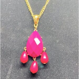 Single teardrop necklace.